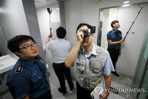 6일 오전 인천시 미추홀구 인하대학교에서 인하대와 미추홀경찰서 관계자들이 여자샤워실 내 '몰래카메라'를 수색하고 있다. <연합뉴스>